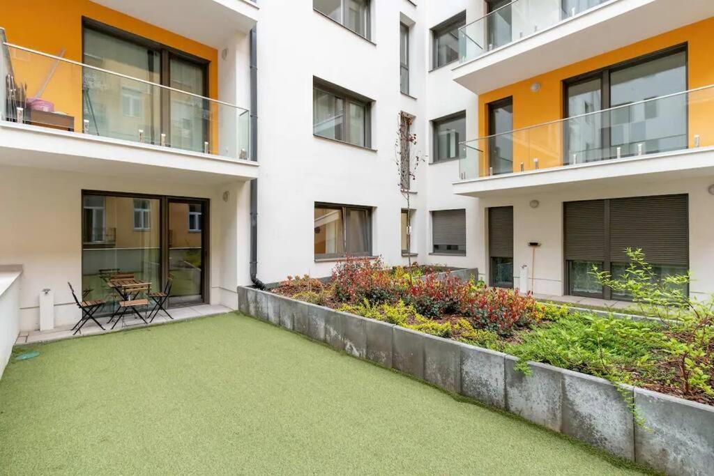 Terrace Vista-modern 2br Retreat Apartment Budapest